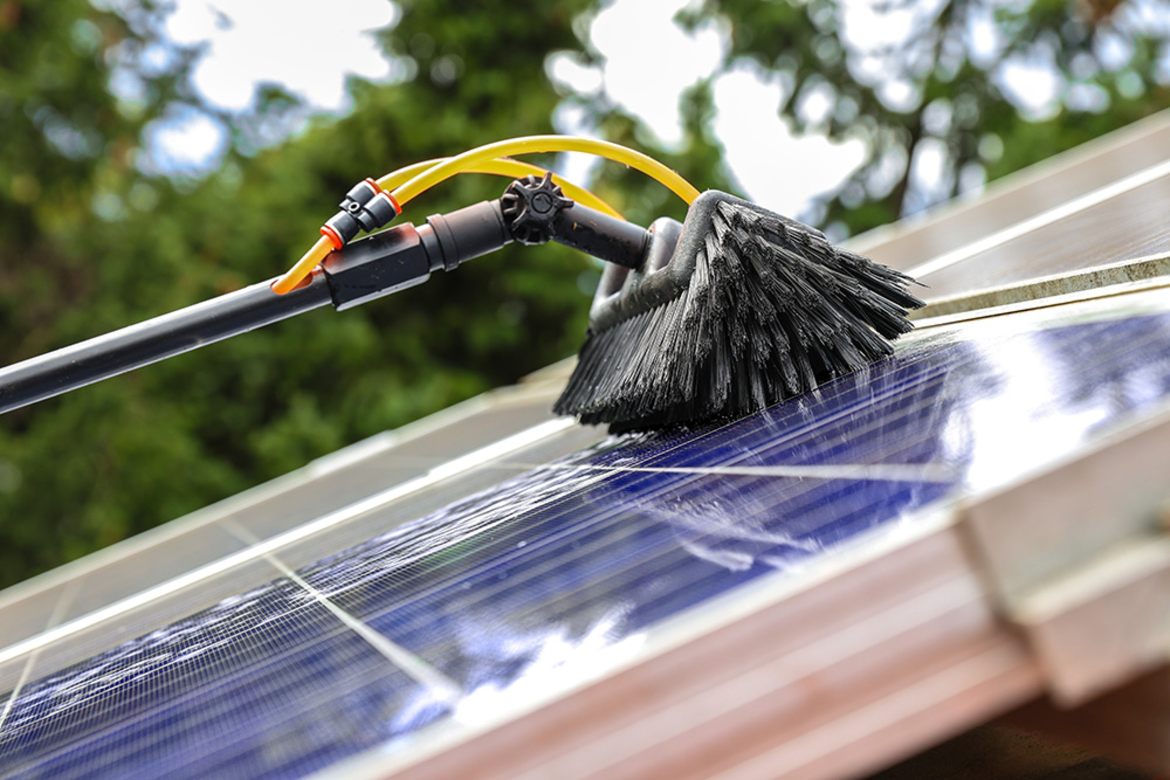 Reinigung von PV-Modulen bei Große Dachdecker UG in Gößnitz